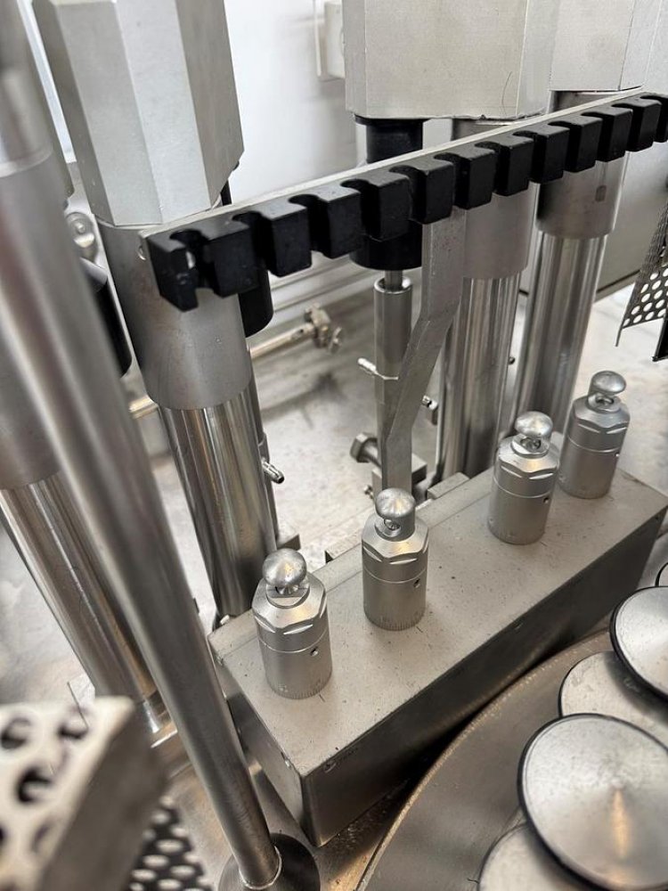 BAUSCH + STRÖBEL AFV 4015 Máquina para el llenado y taponado de ampollas