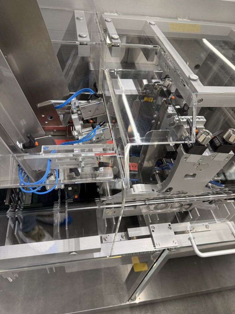 UHLMANN UPS 5 - C 2156 Blister- und Kartonierlinie für Pens, Spritzen o. Vials