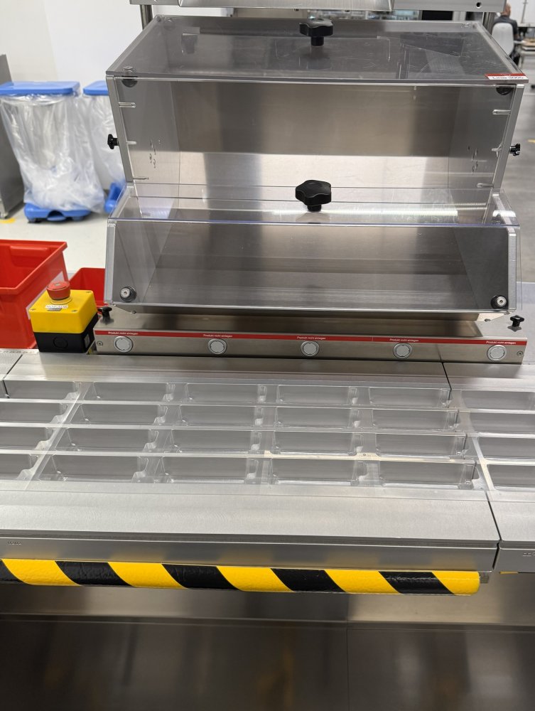 UHLMANN UPS 5 - C 2156 Blister- und Kartonierlinie für Pens, Spritzen o. Vials