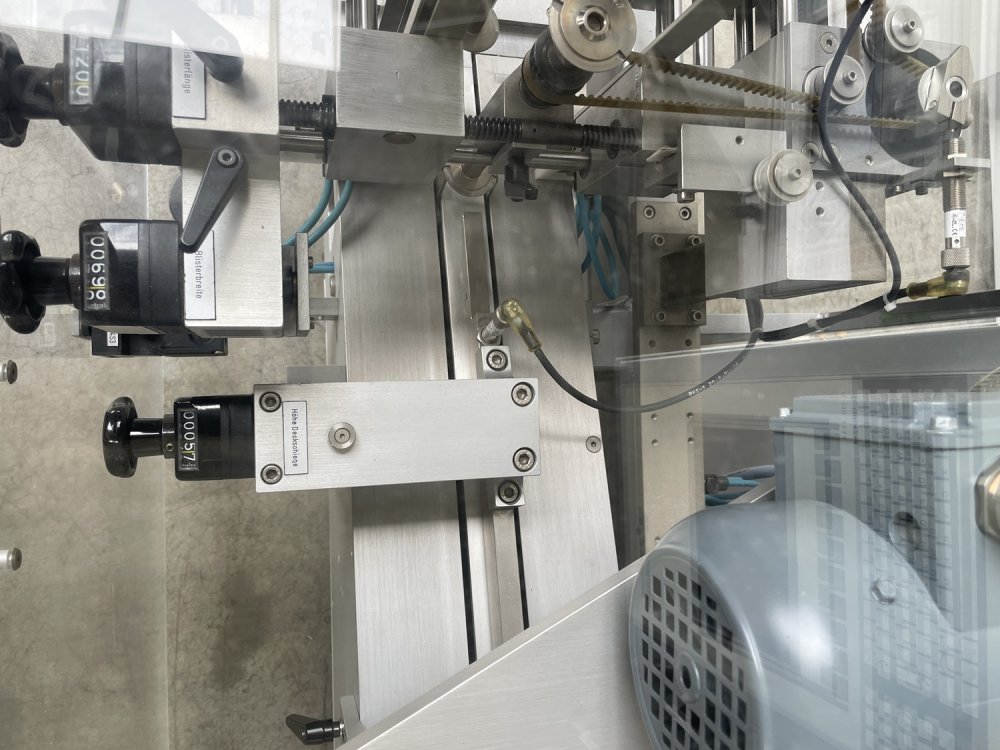 UHLMANN C 130 Encajadora con alimentador de blísteres