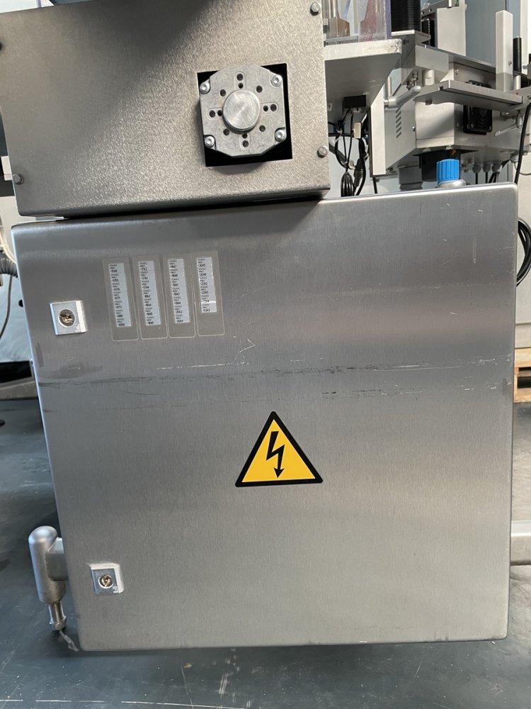 BAUSCH + STRÖBEL Line KSF 1020 + + ESA 1002 Remplisseur de liquides et Visseuse avec étiqueteuse
