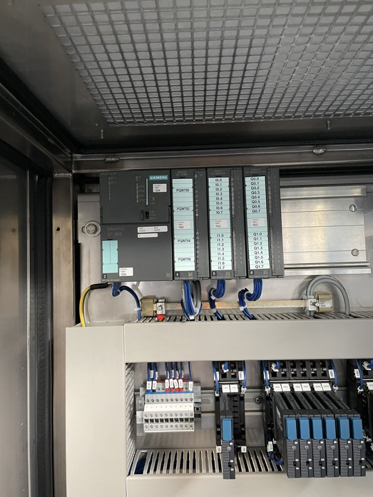 BAUSCH + STRÖBEL Line KSF 1020 + + ESA 1002 Remplisseur de liquides et Visseuse avec étiqueteuse